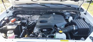 Nueva Camioneta con Volante a la Izquierda, Asientos de Cuero Negro, Tracción 4x4 Turbo, en Venta - Product Image 3