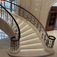 Marches d'escalier personnalisées en marbre Crème Marfil antidérapantes, beige, avec motifs découpés au jet d'eau