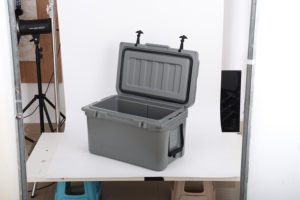 Glacière rigide rotomoulée 65L en PE, design personnalisé, avec coussins <span class=keywords><strong>de</strong></span> siège intégrés, isotherme pour le stockage alimentaire, la navigation <span class=keywords><strong>de</strong></span> plaisance, le camping et les barbecues - Product Image 5