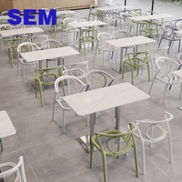 SEM Fabrik-Sonderanfertigung Kantinen- und Schnellrestaurant-Esstisch-Set mit 4 Stühlen, Gesinterter Steinplatte und Acryl-PP-Stühlen