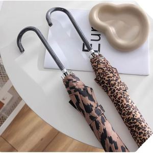 Paraguas de moda con estampado de leopardo, mango en forma de J, apertura semiautomática, resistente al viento e impermeable, para sol y lluvia. - Product Image 1