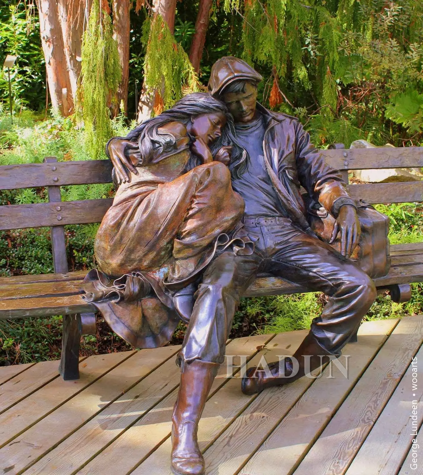 Garten lebensgroße Bronze Paar Kuscheln auf Bank Statue Messing junge Menschen Figur Skulptur.