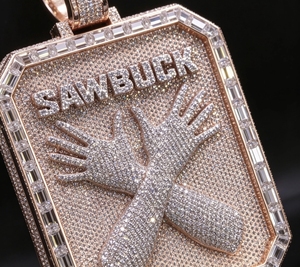 จี้ทรงสี่เหลี่ยมประดับเพชรโมอิสซาไนต์ VVS ลายมือไขว้ ผ่านการทดสอบเพชร ชุบทอง เงินแท้ 925 - Product Image 2