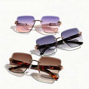 Gafas de Sol Cuadradas con Degradado de Moda y Logotipo Personalizado al por Mayor, Gafas de Sol Extra Grandes sin Montura con Protección UV para Hombre y Mujer - Product Image 4