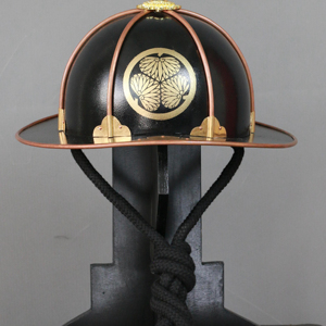 Tokugawa Ailesi Armasıyla Süslü Japon Samuray Kabuto Miğferi, Sergileme Amaçlı Geleneksel Metal Samuray Miğferi - Product Image 1