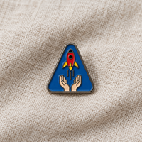 Épinglette en émail personnalisée « Lancement de la fusée », badge métallique triangulaire bleu pour équipes de startups et cadeaux d'entreprise