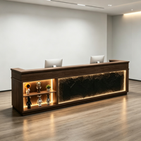 Comptoir de réception personnalisé avec écran LED, étagères et façade en panneau de schiste foncé pour bureau