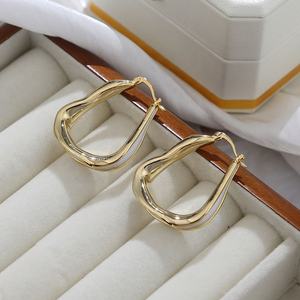 Pendientes de Botón de Cobre Dorado Geométricos de Moda para Mujer, de Alta Calidad, con Diseño Irregular de Esmalte y Goteo de Aceite, Individualizados - Product Image 3