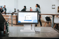 Новая универсальная POS-система для розничной торговли с емкостным сенсорным экраном, Wi-Fi 6, гарантией 1 год, ОС Windows, четырехъядерным процессором