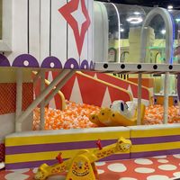 Parc de trampolines intérieur pour adultes et enfants, équipement de jeux avec toboggan et zones de saut