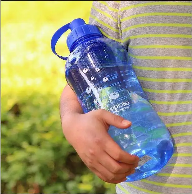 الجملة ضخمة زجاجات مياه الرياضة شعار مخصص الرياضة pc البلاستيك زجاجة المياه مع فلتر الشاي الصانع