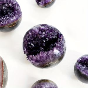 Cristal de Amatista Natural Tallado en Forma de Bolsa de Dinero, Ecológico, Pulido, con Grabado Único - Product Image 4