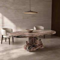 Table à manger en marbre de luxe Monica, marbre rouge, ovale, sculptée à la main, avec un magnifique piédestal en forme de lion, pour une décoration haut de gamme du salon.