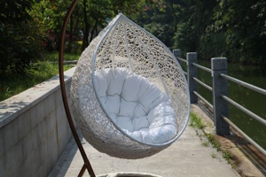 Venta al por mayor de fábrica: Silla colgante moderna y económica para patio, mueble de exterior, silla de metal de ocio con cojín para parque. - Product Image 4