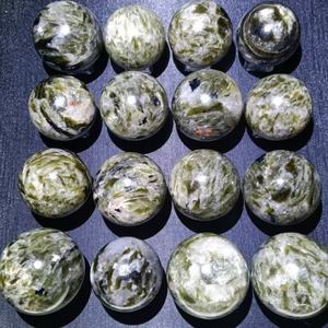 ลูกบอลคริสตัลไมก้าสีเขียวธรรมชาติคุณภาพสูงสำหรับงานฝีมือตกแต่งบ้านและของขวัญขายส่ง - Product Image 3