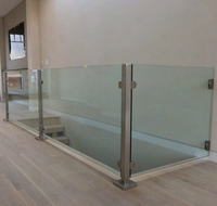 Système de balustrade moderne en verre avec poteaux en acier inoxydable pour projets de balcon, terrasse et escalier
