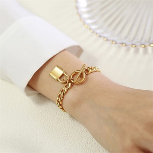 สร้อยข้อมือดีไซน์เนอร์ OT Clasp Lock Charms  วัสดุสแตนเลสสตีล 316L  แบบ Cuban Miami Link Chain สีทอง - Product Image 6