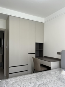 Armario Gris Moderno con Estantes Laterales Abiertos y Cajones, Diseño sin Tiradores para Dormitorio - Product Image 2