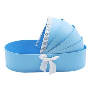 Panier-cadeau en carton en forme de berceau pour baby shower, arrangement floral de fraises sucrées - Product Image 2