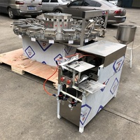 Cornet de crème glacée semi-automatique multifonctionnel commercial faisant l'équipement de machine de production de machine avec la roue universelle
