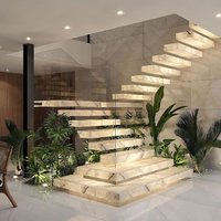 Escalier flottant contemporain avec marches en pierre effet marbre pour maisons haut de gamme