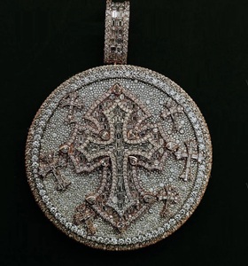 Collana con ciondolo da uomo incisa con croce a forma geometrica rotonda CZ di grandi gioielli Hip Hop - Product Image 1