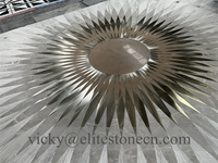Médaillon de sol en marbre blanc à motif tournesol, découpé au jet d'eau, avec incrustation en laiton pour la décoration de l'entrée de villas et de halls d'hôtels