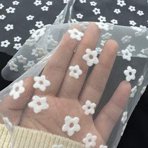 All'ingrosso di alta qualità 1.6M di larghezza 30GSM bianco traspirante piccolo fiore floccato tessuto di Tulle per garza vestiti - Product Image 4