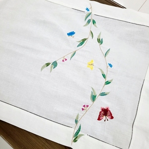 Chemin de table personnalisé brodé de papillons colorés, chemin de table en coton blanc de haute qualité avec ourlet festonné pour la maison et l'hôtel - Product Image 4