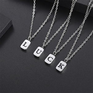 Collier minimaliste avec initiale de la A à la Z, plaqué or 18 carats, pendentif lettre en acier inoxydable pour femme - Product Image 5