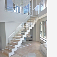 Escalier intérieur résidentiel en acier et bois avec poutre en zigzag et garde-corps en verre