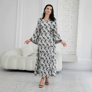 Robe longue modeste pour femmes musulmanes, en polyester de luxe, à motifs floraux brodés, style moyen-oriental, abaya, robe bohème - Product Image 2
