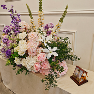 Composizione Floreale Artificiale Lussureggiante con Fiori Rosa, <span class=keywords><strong>Viola</strong></span> e Bianchi. Ideale per Eleganti Centrotavola Matrimoniali. - Product Image 3