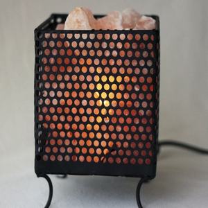 Experimente la luminosidad natural con los bloques de sal del Himalaya en cestas de madera y hierro, incluyendo cordón y bombilla. La mejor lámpara de sal. - Product Image 4