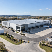 Entrepôt commercial moderne en structure métallique, panneaux sandwich isolés, atelier métallique résistant aux intempéries, vente en gros