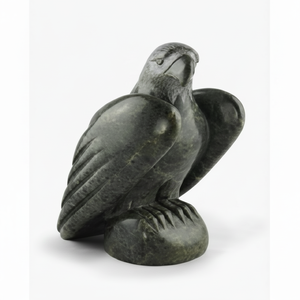 Escultura de águila de esteatita verde oscuro encaramado en una base de roca detallada. Disponible a precios mayoristas - Product Image 1