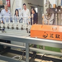 Nieuwe schuimfruit- en groente verpakkingsmachine met enkelvoudige schroef, LDPE-motor, PLC en hoge efficiëntie gaasverpakking