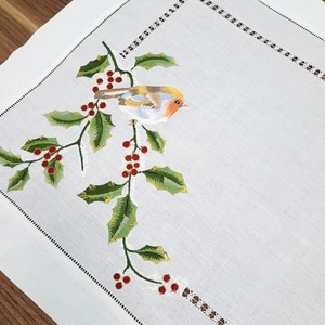 Chemin de table personnalisé brodé avec des oiseaux et des branches de houx, chemin de table en coton blanc de qualité supérieure avec ourlet festonné pour la maison et l'hôtel - Product Image 2