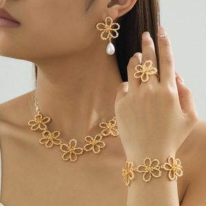 Ensemble de bijoux pour femmes en or plaqué or, avec fleurs creuses, collier, bague, bracelet, pour fête, mariage, 4 pièces, bijoux en perles d'or pour femmes - Product Image 1
