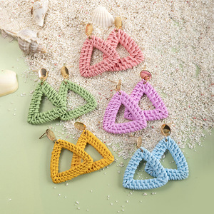 Boucles d'oreilles clous tressées en rotin et herbe de canne, faites à la main, géométriques, triangulaires, ethniques, bohèmes, élégantes et personnalisées pour femmes, cadeau tendance - Product Image 2