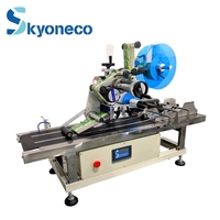 Applicateur d'étiquettes automatique SKYONE pour sachets plats, sachets en mylar, sachets de type doypack, machine d'étiquetage de cartes de bureau