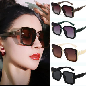 Gafas de Sol Polarizadas para Mujer, Protección UV400, Montura de PC Tipo 3, para Conducir y Viajar, Diseño Moderno - Product Image 1