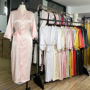 Peignoir de luxe pour femme disponible en 16 couleurs, longue robe en satin, robe décontractée en soie satinée, robe de mariée, chemise de nuit élégante, vêtements de détente en satin - Product Image 2