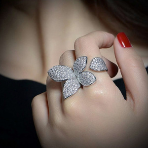 Anello da Cocktail con Fiore T0540, Anelli da Donna con Micro Pavé di Strass, Anelli alla Moda per Feste - Product Image 1