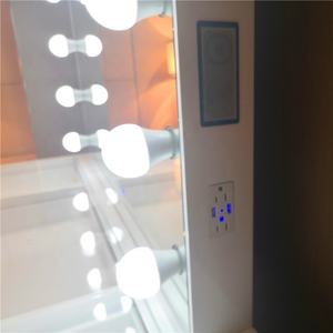Miroir de Coiffeuse LED Moderne Docarelife avec Haut-parleurs Sans Fil et Éclairage, à Poser sur Table pour Chambre et Salon, 2 Prises et 2 Ports USB - Product Image 5
