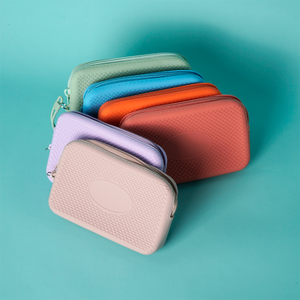 Porte-monnaie unisexe en silicone tendance avec décoration pointeuse, logo personnalisable, fermeture éclair étanche - Product Image 4