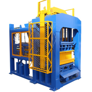 Ligne de production de blocs creux et pleins en béton, de pavés colorés et de bordures, entièrement automatique à pression hydraulique QT10-15 - Product Image 2