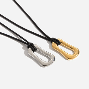 Pendentif en acier inoxydable de forme irrégulière en O avec cordon ciré noir, collier unisexe, design géométrique - Product Image 1