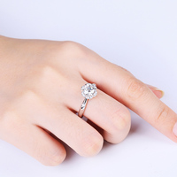 Bague tendance en argent sterling 925 avec moissanite ronde sertie à griffes, plaquée rhodium, style mode