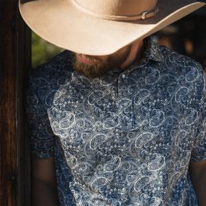 เสื้อกอล์ฟพิมพ์ลายสีฟ้าอ่อน ไม่มีปก ติดกระดุมมุก สำหรับผู้หญิงและผู้ชาย ไซส์ใหญ่ แบรนด์ Pique Custom รุ่น Suns Out UPF Luxury - Product Image 3